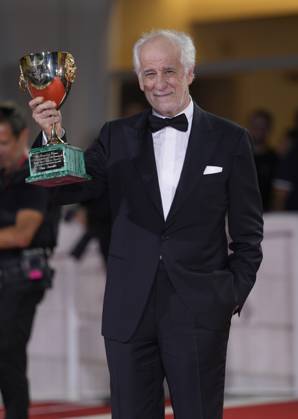 Foto IPP Daniele Cifala’ Venezia 06 09 2025 Patroness Photocall - The 81st Venice International Film Festival nella foto : Toni Servillo poses with the Coppa Volpi for Best Actor for La Grazia during the winners photocall at the 82nd Venice International Film Festival on September 06, 2025 in Venice, Italy. Italy Photo Press - World Copyright