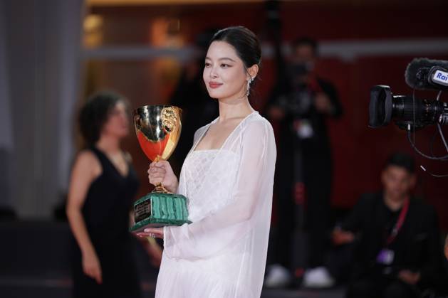 Xin Zhilei poses with the Coppa Volpi for Best Actress for The Sun Rises on Us All during the winners photocall at the 82nd Venice International Film Festival in Venice, Italy on Saturday, September 6, 2025.  VEN20250906904 RoccoxSpaziani
