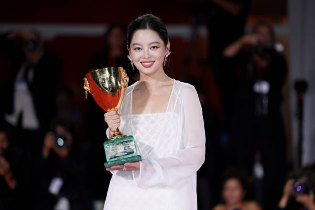 Xin Zhilei poses with the Coppa Volpi for Best Actress for The Sun Rises on Us All during the winners photocall at the 82nd Venice International Film Festival in Venice, Italy on Saturday, September 6, 2025.  VEN20250906905 RoccoxSpaziani