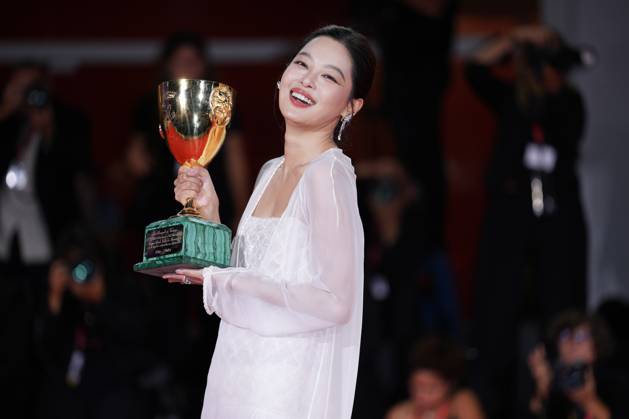Xin Zhilei poses with the Coppa Volpi for Best Actress for The Sun Rises on Us All during the winners photocall at the 82nd Venice International Film Festival in Venice, Italy on Saturday, September 6, 2025.  VEN20250906906 RoccoxSpaziani