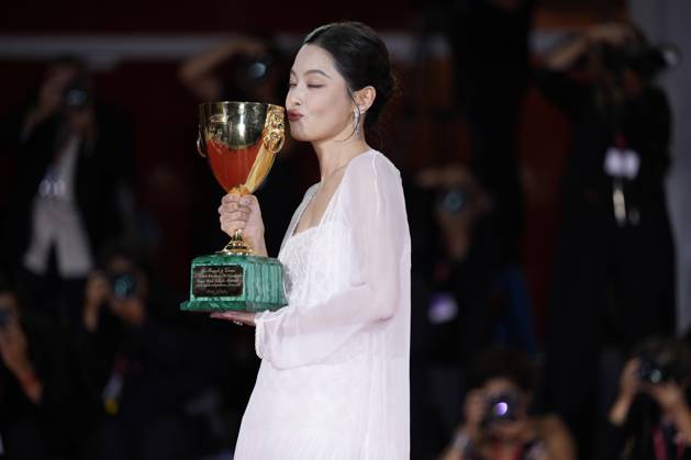 Xin Zhilei poses with the Coppa Volpi for Best Actress for The Sun Rises on Us All during the winners photocall at the 82nd Venice International Film Festival in Venice, Italy on Saturday, September 6, 2025.  VEN20250906907 RoccoxSpaziani