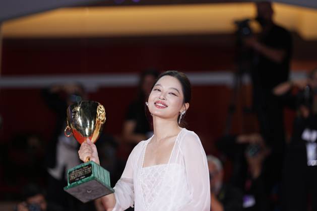 Xin Zhilei poses with the Coppa Volpi for Best Actress for The Sun Rises on Us All during the winners photocall at the 82nd Venice International Film Festival in Venice, Italy on Saturday, September 6, 2025.  VEN20250906908 RoccoxSpaziani