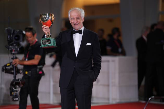 Toni Servillo poses with the Coppa Volpi for Best Actor for La Grazia during the winners photocall at the 82nd Venice International Film Festival in Venice, Italy on Saturday, September 6, 2025.  VEN20250906925 RoccoxSpaziani