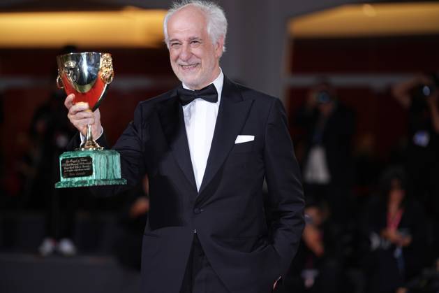 Toni Servillo poses with the Coppa Volpi for Best Actor for La Grazia during the winners photocall at the 82nd Venice International Film Festival in Venice, Italy on Saturday, September 6, 2025.  VEN20250906928 RoccoxSpaziani