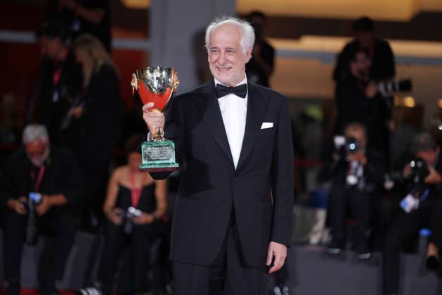 Toni Servillo poses with the Coppa Volpi for Best Actor for La Grazia during the winners photocall at the 82nd Venice International Film Festival in Venice, Italy on Saturday, September 6, 2025.  VEN20250906929 RoccoxSpaziani