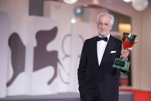 Toni Servillo poses with the Coppa Volpi for Best Actor for La Grazia during the winners photocall at the 82nd Venice International Film Festival in Venice, Italy on Saturday, September 6, 2025.  VEN20250906931 RoccoxSpaziani