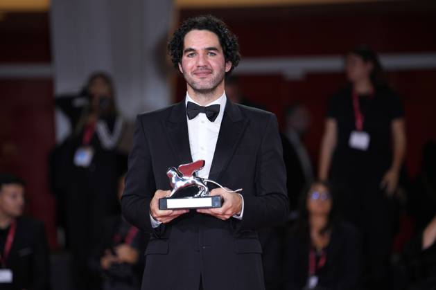 Benny Safdie poses with the Silver Lion for Best Director for The Smashing Machine during the winners photocall at the 82nd Venice International Film Festival in Venice, Italy on Saturday, September 6, 2025.  VEN20250906933 RoccoxSpaziani