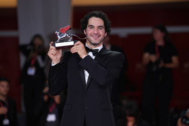 Benny Safdie poses with the Silver Lion for Best Director for The Smashing Machine during the winners photocall at the 82nd Venice International Film Festival in Venice, Italy on Saturday, September 6, 2025.  VEN20250906934 RoccoxSpaziani