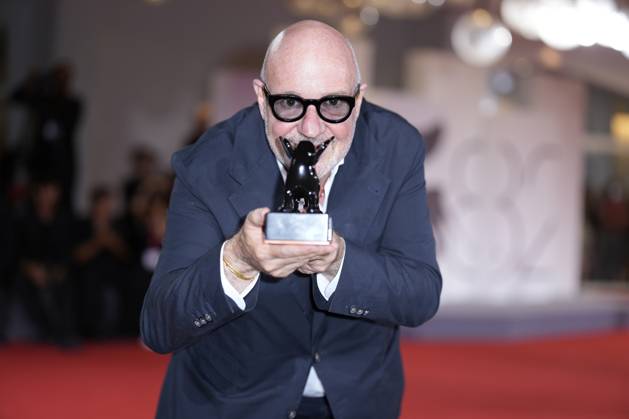Gianfranco Rosi poses with the Special Jury Prize for Below the Clouds during the winners photocall at the 82nd Venice International Film Festival in Venice, Italy on Saturday, September 6, 2025.  VEN20250906935 RoccoxSpaziani