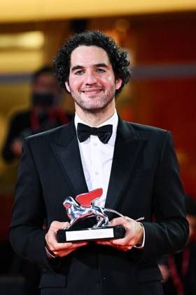Venice Winners Red Carpet AM Benny Safdie poses with the Silver Lion for Best Director for The Smashing Machine attending the Winners Red Carpet of the 82nd Venice International Film Festival at the Lido in Venice, Italy on September 06, 2025. Photo by Aurore Marechal ABACAPRESS.COM Venice Italy  Copyright: xMarechalxAurore ABACAx
