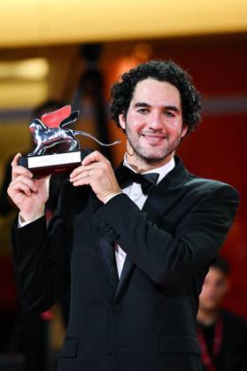 Venice Winners Red Carpet AM Benny Safdie poses with the Silver Lion for Best Director for The Smashing Machine attending the Winners Red Carpet of the 82nd Venice International Film Festival at the Lido in Venice, Italy on September 06, 2025. Photo by Aurore Marechal ABACAPRESS.COM Venice Italy  Copyright: xMarechalxAurore ABACAx
