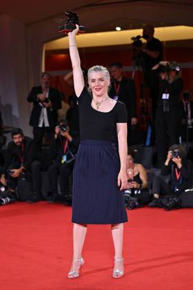 Venice Winners Red Carpet AM Valerie Donzelli poses with the Best Screenplay Award for À pied d’œuvre (At Work) attending the Winners Red Carpet of the 82nd Venice International Film Festival at the Lido in Venice, Italy on September 06, 2025. Photo by Aurore Marechal ABACAPRESS.COM Venice Italy  Copyright: xMarechalxAurore ABACAx