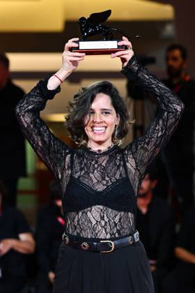 Venice Winners Red Carpet AM Ana Cristina Barragan poses with the Orizzonti Best Screenplay Award for Hiedra (The Ivy) attending the Winners Red Carpet of the 82nd Venice International Film Festival at the Lido in Venice, Italy on September 06, 2025. Photo by Aurore Marechal ABACAPRESS.COM Venice Italy  Copyright: xMarechalxAurore ABACAx