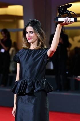 Venice Winners Red Carpet AM Benedetta Porcaroli poses with the Orizzonti Best Actress Award for Il Rapimento Di Arabella (The Kidnapping Of Arabella) attending the Winners Red Carpet of the 82nd Venice International Film Festival at the Lido in Venice, Italy on September 06, 2025. Photo by Aurore Marechal ABACAPRESS.COM Venice Italy  Copyright: xMarechalxAurore ABACAx
