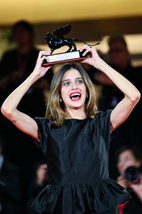 Venice Winners Red Carpet AM Benedetta Porcaroli poses with the Orizzonti Best Actress Award for Il Rapimento Di Arabella (The Kidnapping Of Arabella) attending the Winners Red Carpet of the 82nd Venice International Film Festival at the Lido in Venice, Italy on September 06, 2025. Photo by Aurore Marechal ABACAPRESS.COM Venice Italy  Copyright: xMarechalxAurore ABACAx