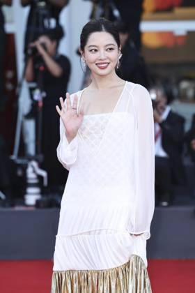 (250907) -- VENICE, Sept. 7, 2025 -- Xin Zhilei poses at the red carpet during the 82nd Venice Film Festival in Venice, Italy, Sept. 6, 2025. Chinese actress Xin Zhilei won the Best Actress award Saturday night at the 82nd Venice Film Festival for her role in The Sun Rises on Us All. ) ITALY-VENICE-FILM FESTIVAL-BEST ACTRESS-XIN ZHILEI LixJing 