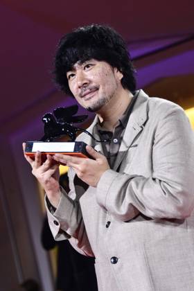 82eme Festival International du Film de Venise Mostra Remise des prix 82eme Festival International du Film de Venise Mostra de Venise AWARDS WINNERS Photocall on the Red Carpet, after the Ceremony, at the 82nd International Venice Film festival Akio Fujimoto poses with the Orizzonti Special Jury Prize for Harà Watan Lost Land during the winners photocall 448403 2025 09 06 Venice Italy  Copyright: xThomasxBohlenx STAR_448403_013