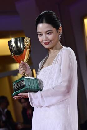 82eme Festival International du Film de Venise Mostra Remise des prix 82eme Festival International du Film de Venise Mostra de Venise AWARDS WINNERS Photocall on the Red Carpet, after the Ceremony, at the 82nd International Venice Film festival Xin Zhilei poses with the Coppa Volpi for Best Actress for The Sun Rises on Us All during the winners photocall 448403 2025 09 06 Venice Italy  Copyright: xThomasxBohlenx STAR_448403_038