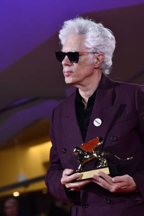 82e Festival International du Film de Venise Mostra Remise des prix 82eme Festival International du Film de Venise Mostra de Venise AWARDS WINNERS Photocall on the Red Carpet, after the Ceremony, at the 82nd International Venice Film festival Jim Jarmusch poses with the Golden Lion for Best Film for Father Mother Sister Brother during the winners photocall 448403 2025 09 06 Venice Italy  Copyright: xThomasxBohlenx STAR_448403_051
