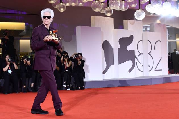 82e Festival International du Film de Venise Mostra Remise des prix 82eme Festival International du Film de Venise Mostra de Venise AWARDS WINNERS Photocall on the Red Carpet, after the Ceremony, at the 82nd International Venice Film festival Jim Jarmusch poses with the Golden Lion for Best Film for Father Mother Sister Brother during the winners photocall 448403 2025 09 06 Venice Italy  Copyright: xThomasxBohlenx STAR_448403_055