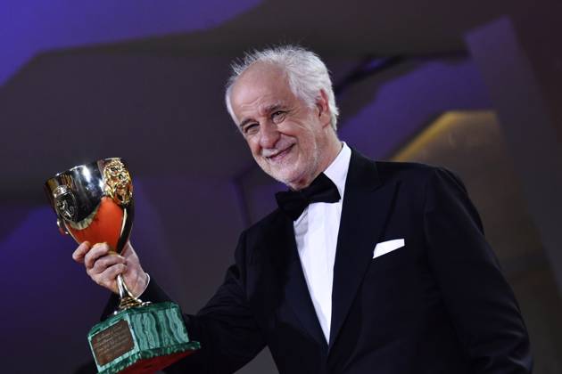 82eme Festival International du Film de Venise Mostra Remise des prix 82eme Festival International du Film de Venise Mostra de Venise AWARDS WINNERS Photocall on the Red Carpet, after the Ceremony, at the 82nd International Venice Film festival Toni Servillo poses with the Coppa Volpi for Best Actor for La Grazia during the winners photocall 448403 2025 09 06 Venice Italy  Copyright: xThomasxBohlenx STAR_448403_060