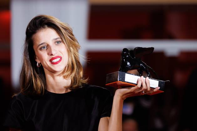 News - 2025 Winners Photocall - The 82nd Venice International Film Festival Benedetta Porcaroli poses with the Orizzonti Best Actress Award for Il Rapimento Di Arabella during the winners photocall at the 82nd Venice International Film Festival on September 06, 2025 in Venice, Italy. Photo: Cinzia Camela. Lido di Venezia Palazzo del Cinema Italy Copyright: xCinziaxCamelax xLiveMediax LPN_2012805