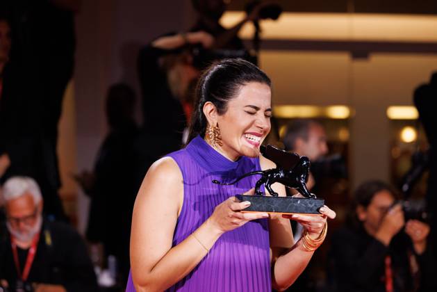 News - 2025 Winners Photocall - The 82nd Venice International Film Festival Negar Motevalymeidanshah poses with the Venice Immersive Special Jury Prize for Less Than 5gr of Saffron during the winners photocall at the 82nd Venice International Film Festival on September 06, 2025 in Venice, Italy. Photo: Cinzia Camela. Lido di Venezia Palazzo del Cinema Italy Copyright: xCinziaxCamelax xLiveMediax LPN_2012830