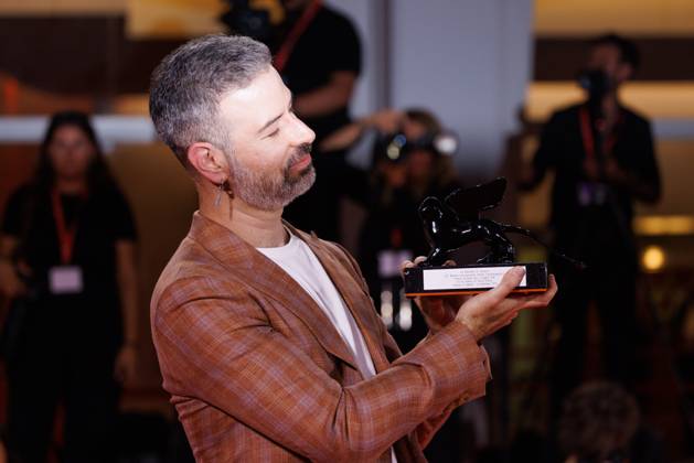 News - 2025 Winners Photocall - The 82nd Venice International Film Festival David Pablos poses with the Orizzonti Best Film Award for En el camino (On the Road) during the winners photocall at the 82nd Venice International Film Festival on September 06, 2025 in Venice, Italy. Photo: Cinzia Camela. Lido di Venezia Palazzo del Cinema Italy Copyright: xCinziaxCamelax xLiveMediax LPN_2012843