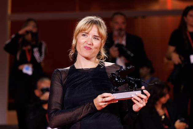 News - 2025 Winners Photocall - The 82nd Venice International Film Festival Lovisa Siren poses with the Orizzonti Best Short Film Award for Without Kelly during the winners photocall at the 82nd Venice International Film Festival on September 06, 2025 in Venice, Italy. Photo: Cinzia Camela. Lido di Venezia Palazzo del Cinema Italy Copyright: xCinziaxCamelax xLiveMediax LPN_2012845