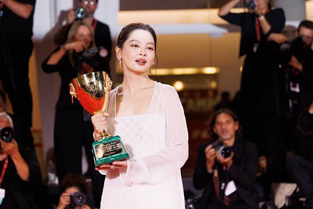 News - 2025 Winners Photocall - The 82nd Venice International Film Festival Xin Zhilei poses with the Coppa Volpi for Best Actress for The Sun Rises on Us All during the winners photocall at the 82nd Venice International Film Festival on September 06, 2025 in Venice, Italy. Photo: Cinzia Camela. Lido di Venezia Palazzo del Cinema Italy Copyright: xCinziaxCamelax xLiveMediax LPN_2012862