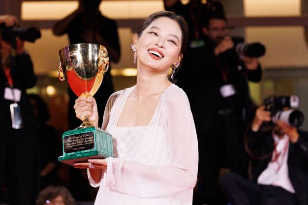 News - 2025 Winners Photocall - The 82nd Venice International Film Festival Xin Zhilei poses with the Coppa Volpi for Best Actress for The Sun Rises on Us All during the winners photocall at the 82nd Venice International Film Festival on September 06, 2025 in Venice, Italy. Photo: Cinzia Camela. Lido di Venezia Palazzo del Cinema Italy Copyright: xCinziaxCamelax xLiveMediax LPN_2012863