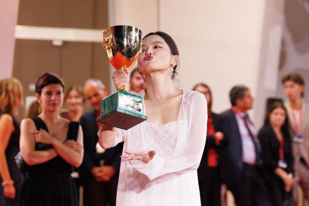 News - 2025 Winners Photocall - The 82nd Venice International Film Festival Xin Zhilei poses with the Coppa Volpi for Best Actress for The Sun Rises on Us All during the winners photocall at the 82nd Venice International Film Festival on September 06, 2025 in Venice, Italy. Photo: Cinzia Camela. Lido di Venezia Palazzo del Cinema Italy Copyright: xCinziaxCamelax xLiveMediax LPN_2012888
