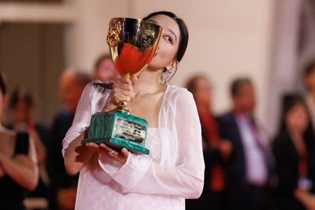 News - 2025 Winners Photocall - The 82nd Venice International Film Festival Xin Zhilei poses with the Coppa Volpi for Best Actress for The Sun Rises on Us All during the winners photocall at the 82nd Venice International Film Festival on September 06, 2025 in Venice, Italy. Photo: Cinzia Camela. Lido di Venezia Palazzo del Cinema Italy Copyright: xCinziaxCamelax xLiveMediax LPN_2012890