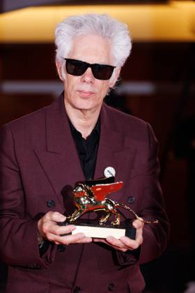 News - 2025 Winners Photocall - The 82nd Venice International Film Festival Jim Jarmusch poses with the Golden Lion for Best Film for Father Mother Sister Brother during the winners photocall at the 82nd Venice International Film Festival on September 06, 2025 in Venice, Italy. Photo: Cinzia Camela. Lido di Venezia Palazzo del Cinema Italy Copyright: xCinziaxCamelax xLiveMediax LPN_2012902