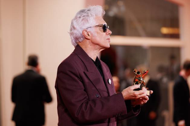 News - 2025 Winners Photocall - The 82nd Venice International Film Festival Jim Jarmusch poses with the Golden Lion for Best Film for Father Mother Sister Brother during the winners photocall at the 82nd Venice International Film Festival on September 06, 2025 in Venice, Italy. Photo: Cinzia Camela. Lido di Venezia Palazzo del Cinema Italy Copyright: xCinziaxCamelax xLiveMediax LPN_2012908