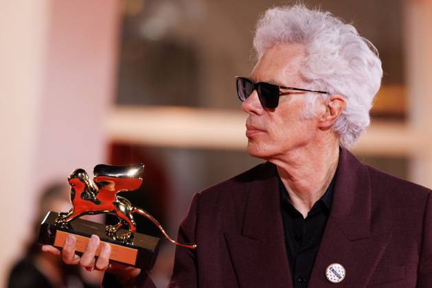 News - 2025 Winners Photocall - The 82nd Venice International Film Festival Jim Jarmusch poses with the Golden Lion for Best Film for Father Mother Sister Brother during the winners photocall at the 82nd Venice International Film Festival on September 06, 2025 in Venice, Italy. Photo: Cinzia Camela. Lido di Venezia Palazzo del Cinema Italy Copyright: xCinziaxCamelax xLiveMediax LPN_2012910