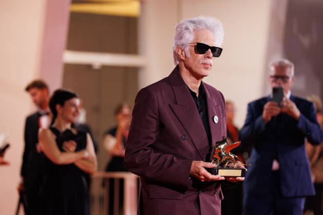 News - 2025 Winners Photocall - The 82nd Venice International Film Festival Jim Jarmusch poses with the Golden Lion for Best Film for Father Mother Sister Brother during the winners photocall at the 82nd Venice International Film Festival on September 06, 2025 in Venice, Italy. Photo: Cinzia Camela. Lido di Venezia Palazzo del Cinema Italy Copyright: xCinziaxCamelax xLiveMediax LPN_2012913