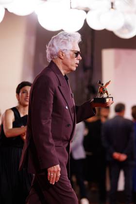 News - 2025 Winners Photocall - The 82nd Venice International Film Festival Jim Jarmusch poses with the Golden Lion for Best Film for Father Mother Sister Brother during the winners photocall at the 82nd Venice International Film Festival on September 06, 2025 in Venice, Italy. Photo: Cinzia Camela. Lido di Venezia Palazzo del Cinema Italy Copyright: xCinziaxCamelax xLiveMediax LPN_2012914