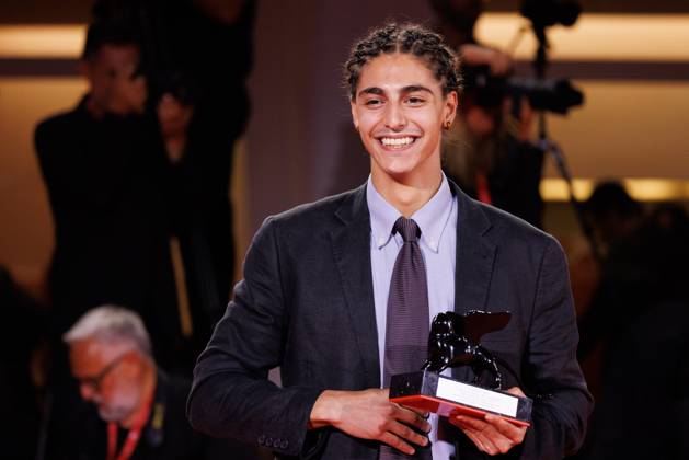 News - 2025 Winners Photocall - The 82nd Venice International Film Festival Giacomo Covi poses with Orizzonti Best Actor Award for Un Anno di Scuola (A Year of School) during the winners photocall at the 82nd Venice International Film Festival on September 06, 2025 in Venice, Italy. Photo: Cinzia Camela. Lido di Venezia Palazzo del Cinema Italy Copyright: xCinziaxCamelax xLiveMediax LPN_2012937