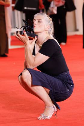 News - 2025 Winners Photocall - The 82nd Venice International Film Festival Valerie Donzelli poses with the Best Screenplay Award for A pied d oeuvre (At Work) during the winners photocall at the 82nd Venice International Film Festival on September 06, 2025 in Venice, Italy. Photo: Cinzia Camela. Lido di Venezia Palazzo del Cinema Italy Copyright: xCinziaxCamelax xLiveMediax LPN_2012948