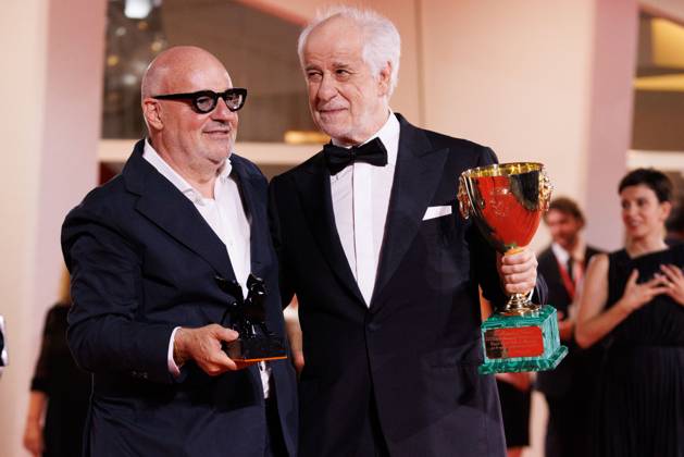 News - 2025 Winners Photocall - The 82nd Venice International Film Festival Gianfranco Rosi poses with the Special Jury Prize for Below the Clouds and Toni Servillo poses with the Coppa Volpi for Best Actor for La Grazia during the winners photocall at the 82nd Venice International Film Festival on September 06, 2025 in Venice, Italy. Photo: Cinzia Camela. Lido di Venezia Palazzo del Cinema Italy Copyright: xCinziaxCamelax xLiveMediax LPN_2012962