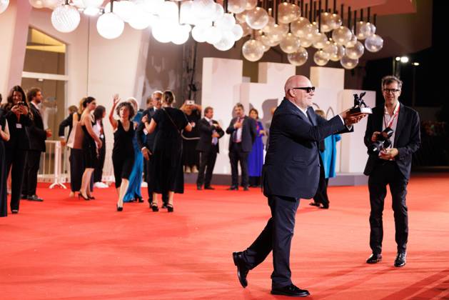 News - 2025 Winners Photocall - The 82nd Venice International Film Festival Gianfranco Rosi poses with the Special Jury Prize for Below the Clouds during the winners photocall at the 82nd Venice International Film Festival on September 06, 2025 in Venice, Italy. Photo: Cinzia Camela. Lido di Venezia Palazzo del Cinema Italy Copyright: xCinziaxCamelax xLiveMediax LPN_2012970