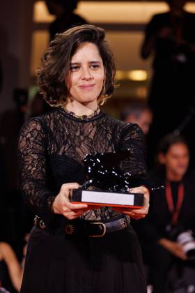News - 2025 Winners Photocall - The 82nd Venice International Film Festival Ana Cristina Barragan poses with the Orizzonti Best Screenplay Award for Hiedra (The Ivy) during the winners photocall at the 82nd Venice International Film Festival on September 06, 2025 in Venice, Italy. Photo: Cinzia Camela. Lido di Venezia Palazzo del Cinema Italy Copyright: xCinziaxCamelax xLiveMediax LPN_2012989
