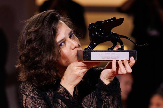 News - 2025 Winners Photocall - The 82nd Venice International Film Festival Ana Cristina Barragan poses with the Orizzonti Best Screenplay Award for Hiedra (The Ivy) during the winners photocall at the 82nd Venice International Film Festival on September 06, 2025 in Venice, Italy. Photo: Cinzia Camela. Lido di Venezia Palazzo del Cinema Italy Copyright: xCinziaxCamelax xLiveMediax LPN_2012994