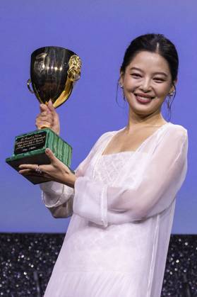 Xin Zhilei mit dem Coppa Volpi für die beste Darstellerin in The Sun Rises on Us All bei der Preisverleihung der Biennale di Venezia 2025 82. Internationale Filmfestspiele von Venedig im Palazzo del Cinema. Venedig, 06.09.2025