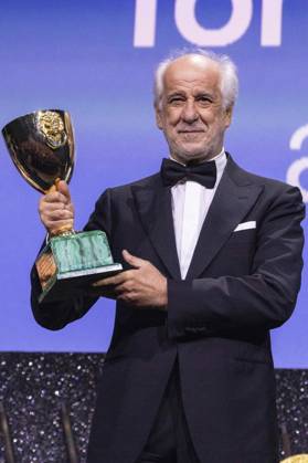 Toni Servillo mit dem Coppa Volpi für den besten Darsteller in La Grazia bei der Preisverleihung der Biennale di Venezia 2025 82. Internationale Filmfestspiele von Venedig im Palazzo del Cinema. Venedig, 06.09.2025