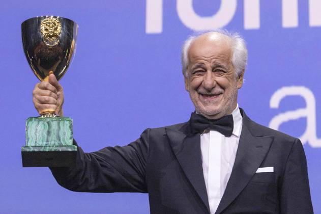 Toni Servillo mit dem Coppa Volpi für den besten Darsteller in La Grazia bei der Preisverleihung der Biennale di Venezia 2025 82. Internationale Filmfestspiele von Venedig im Palazzo del Cinema. Venedig, 06.09.2025