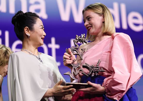 (250907) -- VENICE, Sept. 7, 2025 -- Zhao Tao (L), a member of the 82nd Venice International Film Festival jury, presents the trophy to Luna Wedler of the film Silent Friend at the awarding ceremony of the 82nd Venice International Film Festival in Venice, Italy, Sept. 6, 2025. Luna Wedler in the film Silent Friend earned the Marcello Mastroianni Award for Best Young Actress Saturday night. The 82nd edition of the Venice International Film Festival ran from Aug. 27 to Sept. 6 at the Lido island of the Italian lagoon city, with 21 films in the main competition lineup. ) ITALY-VENICE-FILM FESTIVAL-AWARDING CEREMONY LixJing 