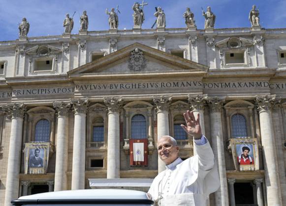 Bilder des Jahres 2025, News September 09 News Themen der Woche KW36 Pope Leo XIV Leads Canonization Of Two Young Italian Saints - Vatican Pope Leo XIV presides over the Mass and canonization of Carlo Acutis and Pier Giorgio Frassati in Saint Peter’s square, Vatican on September 7, 2025. Leo XIV canonized Carlo Acutis, 15-year-old computer whiz who died in 2006, during an open-air Mass in St. Peter’s Square before an estimated 80,000 people, many of them millennials. During the first saint-making Mass of his pontificate, Leo also canonized another popular Italian figure who died young, Pier Giorgio Frassati. Photo by (EV) Vatican media ABACAPRESS.COM Rome  Copyright: xABACAx