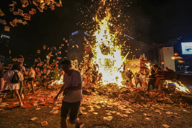 Bilder des Jahres 2025, News September 09 News Themen der Woche KW36 Hungry Ghost Festival Celebrations In Malaysia Malaysian Chinese people throw paper offerings during the Chinese Hungry Ghost Festival in Kuala Lumpur, Malaysia, on September 7, 2025. According to Taoist and Buddhist beliefs, the seventh month of the Chinese Lunar calendar, known as the Hungry Ghost Festival, is when the Gates of Hell open to let out spirits who wander the land of the living looking for food. Kuala Lumpur Malaysia  Copyright: xHarixAnggarax originalFilename: muslimin-notitle250907_npVnt.jpg
